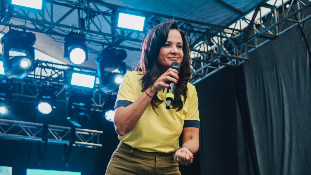Macela Aguiñaga durante el cierre de campaña del balotaje presidencial de 2023.