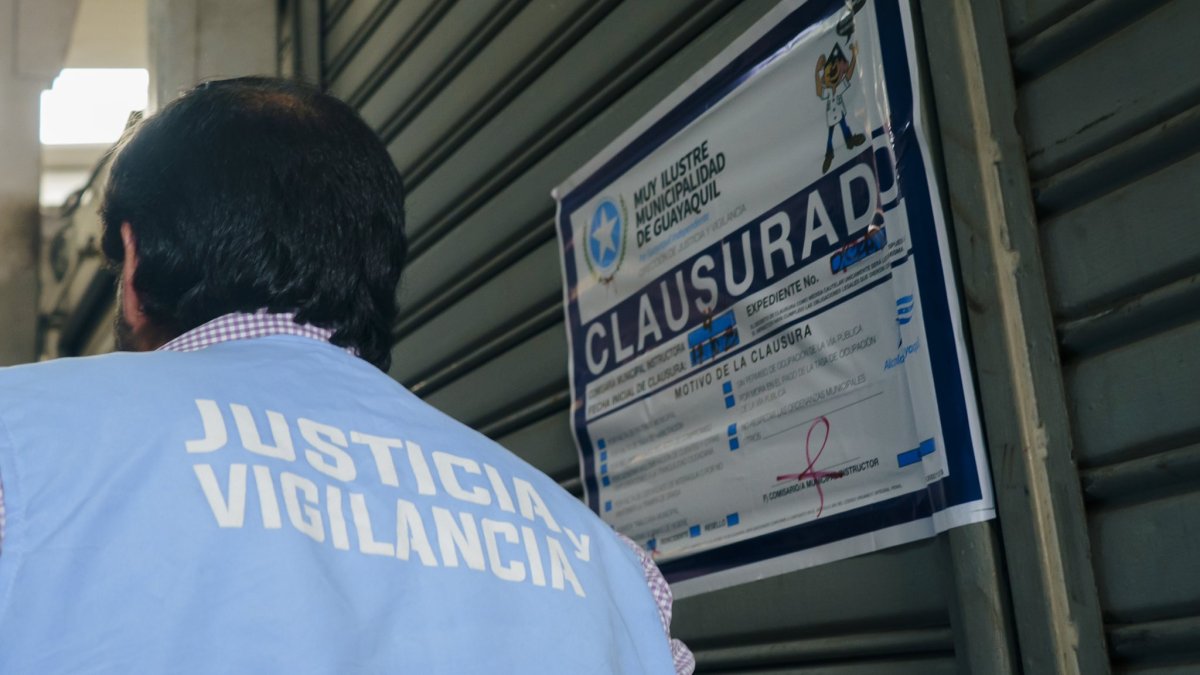 En varios módulos de la bahía se colocaron sellos de clausura durante el operativo municipal.