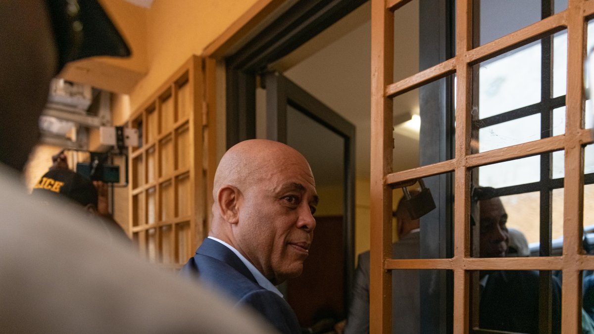 El expresidente de Haití Michel Martelly acude a un interrogatorio este jueves 19 de octubre de 2023, en Puerto Príncipe (Haití).