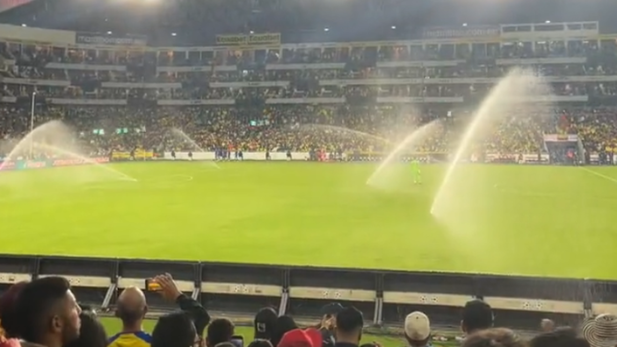 Sin motivo alguno el sistema de riego se activó en pleno partido entre Ecuador y Colombia.