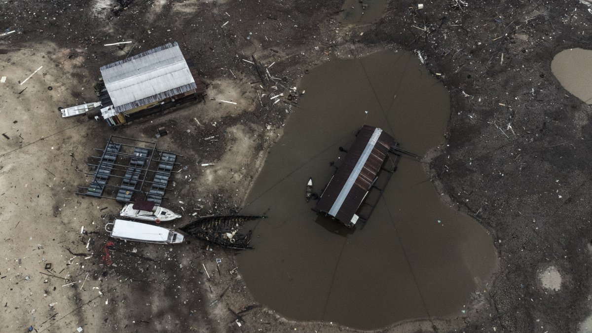 La falta de lluvias en la región amazónica ha reducido a mínimos el caudal de los afluentes del Amazonas y de otros ríos, lo cual supone una amenaza hasta para la circulación de mercancías.