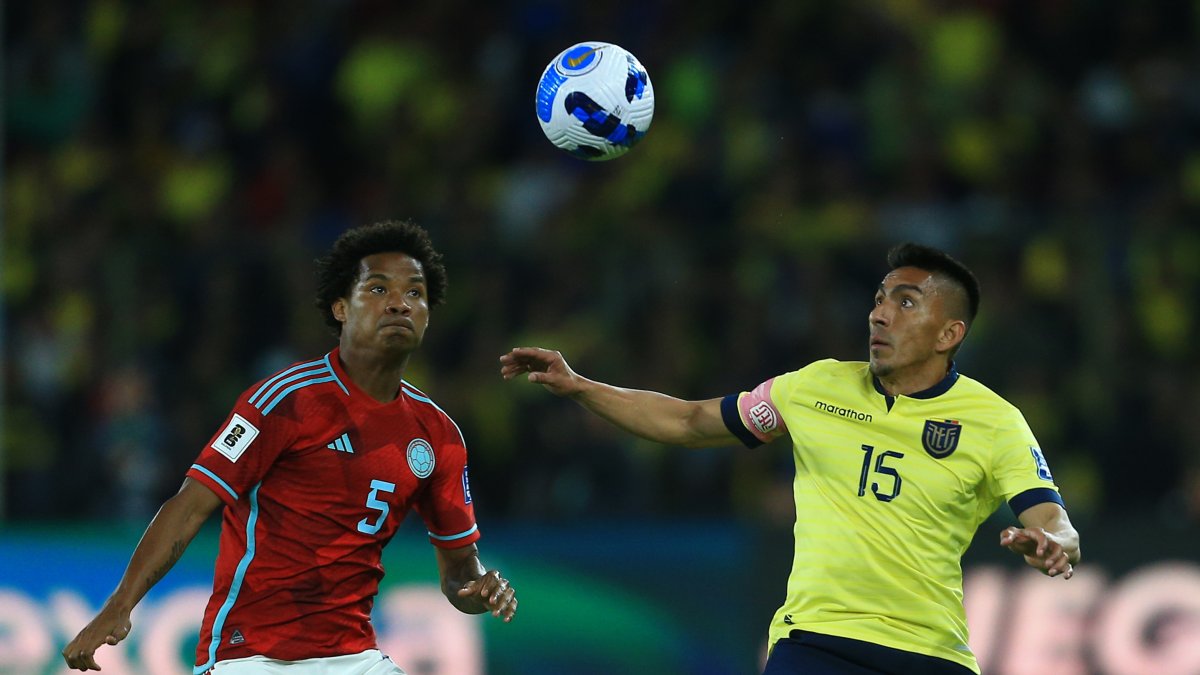 Ángel Mena (d), de Ecuador, disputa un balón con Wilmar Barrios, de Colombia, en el partido de las Eliminatorias Sudamericanas para la Copa Mundial de Fútbol 2026.