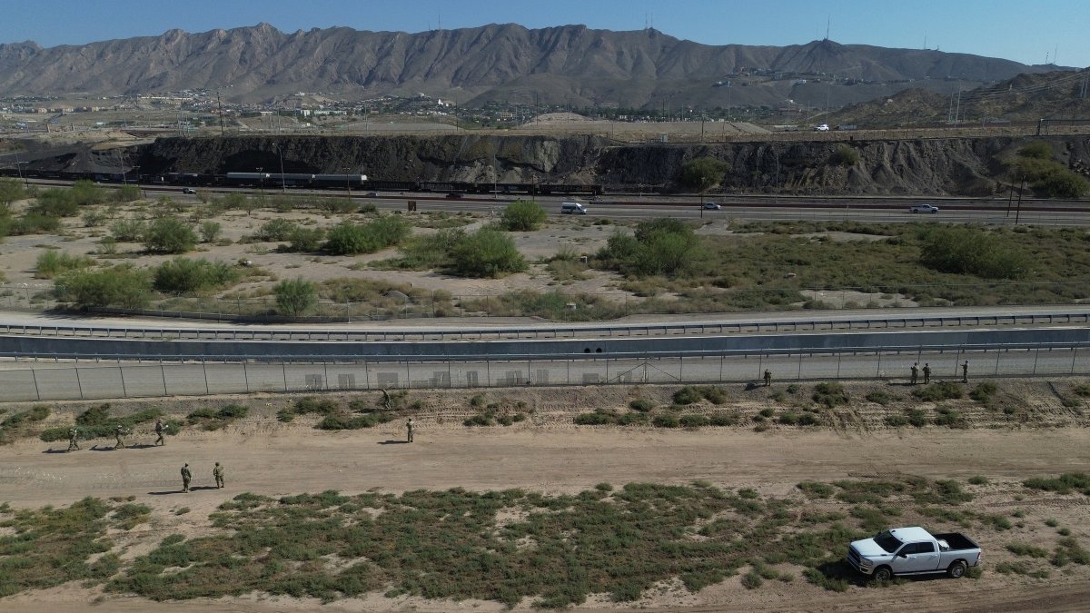 Miembros de la Guardia Nacional de Texas instalan barricadas de alambre de navajas, en el muro fronterizo en Ciudad Juárez, en Chihuahua (México).