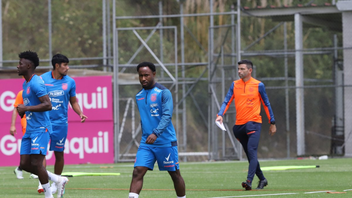 John Yeboah (c) en una foto de archivo.