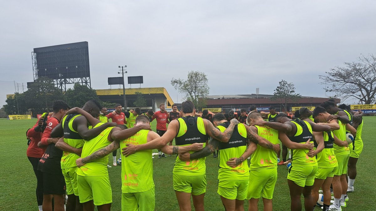 Barcelona orando antes de sus entrenamientos, en la fecha 10 recibe a Libertad en el Monumental.