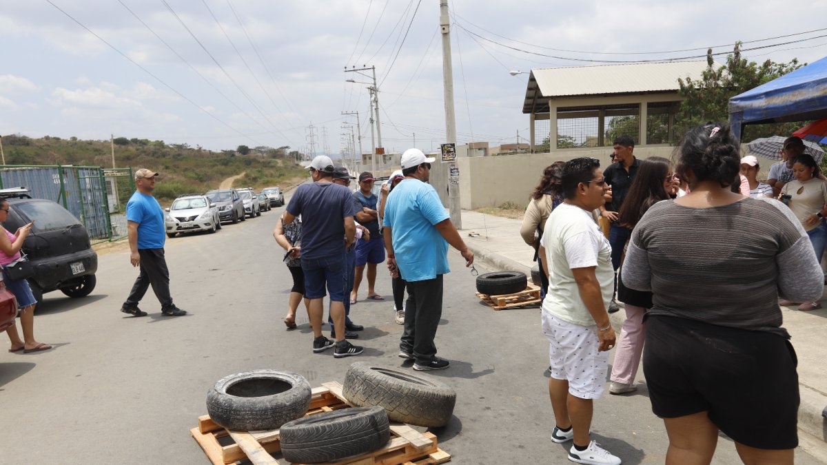 Los habitantes colocaron palés para evitar el paso de los vehículos y amenazaron con quemar varias llantas.