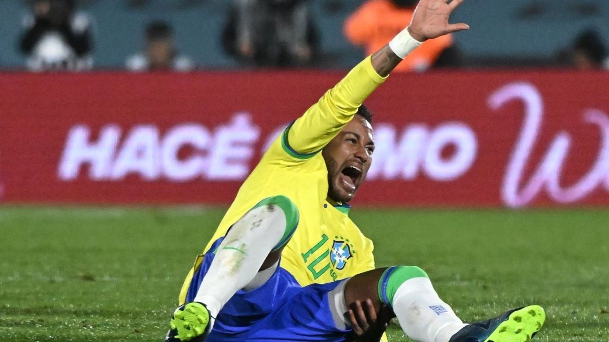 Neymar se lesionó el martes 17 de octubre, durante el choque eliminatorio entre Uruguay y Brasil.