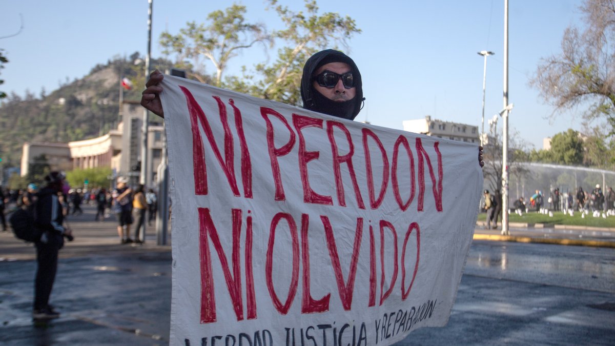 Personas se concentran en la mítica plaza de Santiago, durante la conmemoración del cuarto aniversario del estallido social, hoy en Santiago (Chile).
