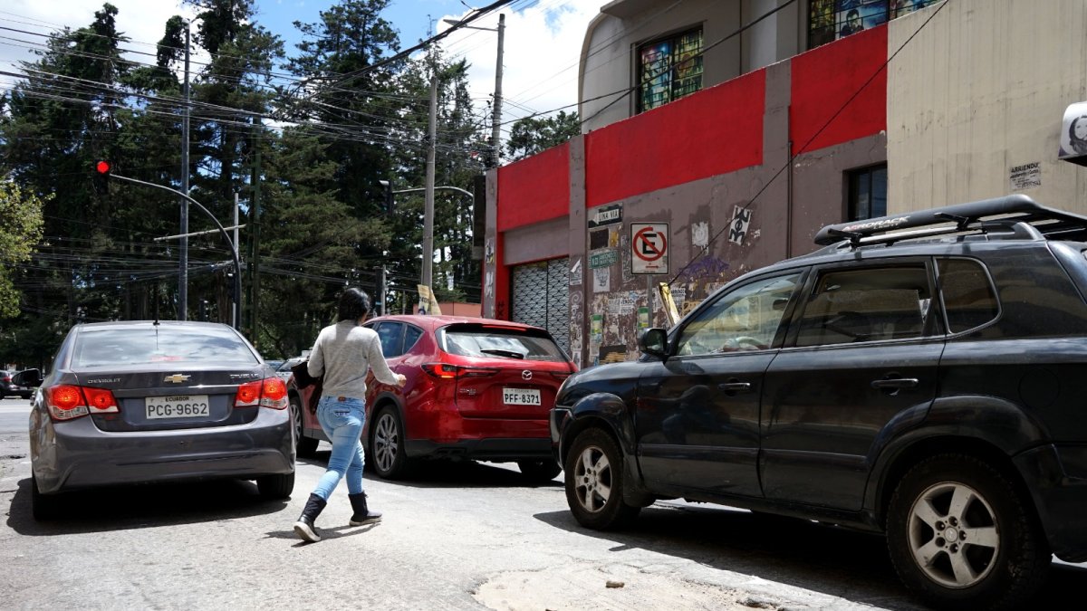 Los vehículos y transeúntes deben esquivar los huecos que se formaron en la calle Antonio Marchena y 10 de Agosto