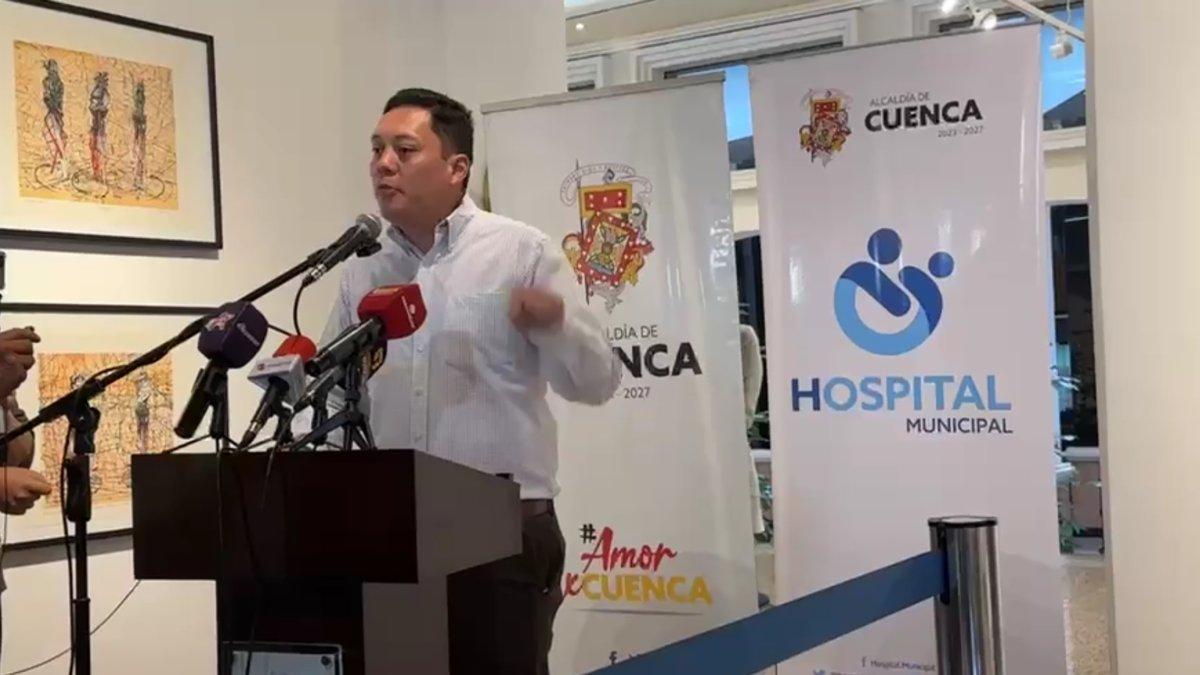 El alcalde de Cuenca, Cristian Zamora, dio una rueda de prensa para denunciar el pedido de coimas y exigir al IESS el pago de la deuda.