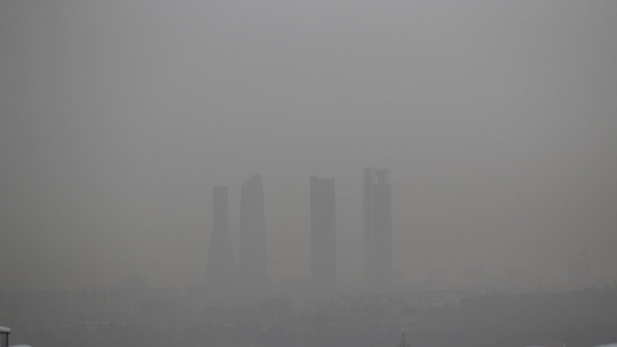 Evidencia. Vista de las cuatro torres de Madrid entre una nube de polvo.