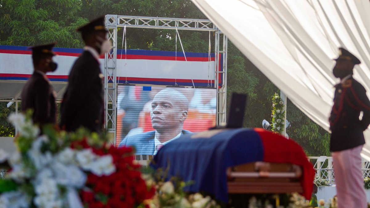 Fotografía de archivo del féretro con el cuerpo del presidente Jovenel Moise (pantalla) durante el inicio de su ceremonia fúnebre en Cap-Haitien (Haití).