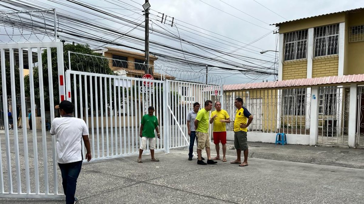 Los vecinos de varios barrios se reúnen constantemente para cuidar el vecindario