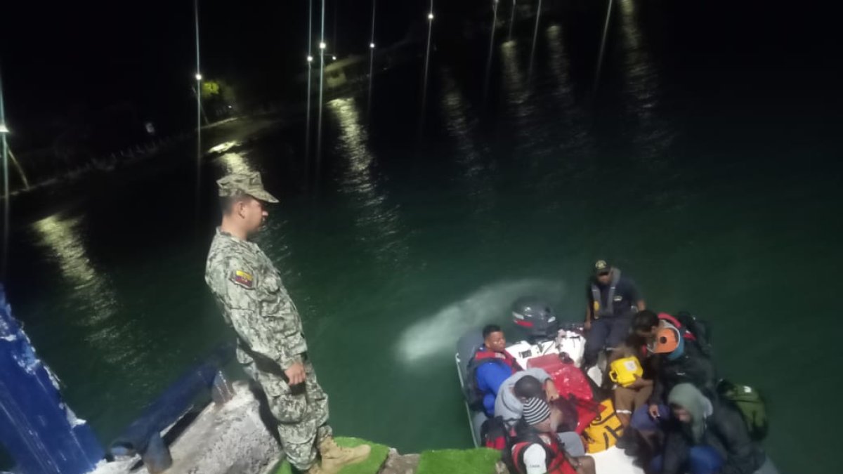 La Armada del Ecuador anunció que, una vez en tierra se otorgó asistencia médica a los rescatados.