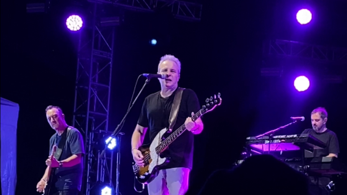 Miembros de Hombres G. Daniel Mezquita (izquierda), David Summers (centro), y Javier Molina (batería). Guayaquil, |9 de octubre de 2023