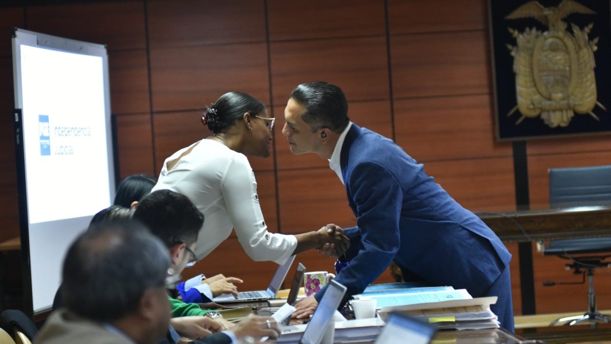 Diligencia. La fiscal Diana Salazar y Wilman Terán, presidente de la Judicatura, en la Corte Nacional.