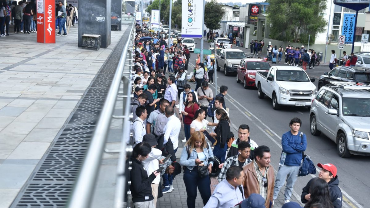 Tanto en Quito, en la imagen, como en Guayaquil ha sido común ver largas filas en la ferias para hallar empleo o para postularse cuando una empresa abre una vacante.