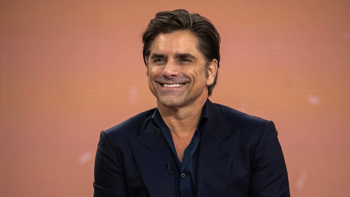 John Stamos, de 60 años, logró notoriedad mundial en la serie Un hogar casi perfecto.
