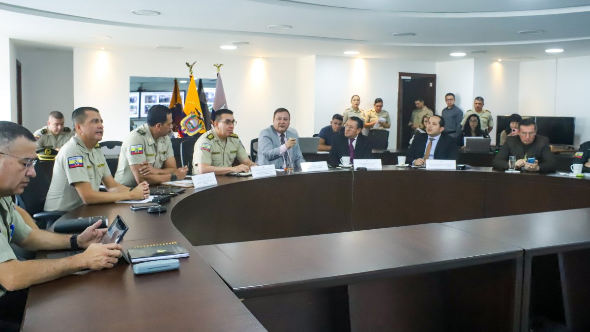 Cita. En la Comandancia de Policía se realizó una reunión entre las autoridades policiales y de justicia.