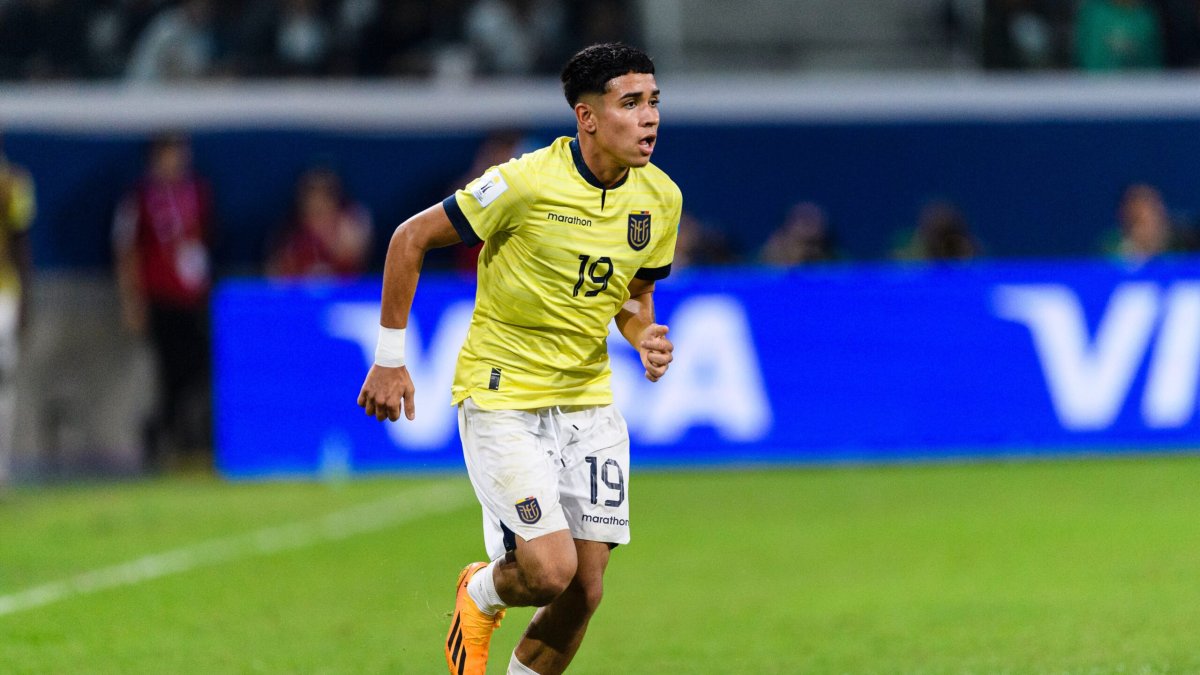 Kendry Páez (i) fue titular con Ecuador, en el duelo que se dio ante Colombia, en la cuarta fecha de las eliminatorias al Mundial del 2026.