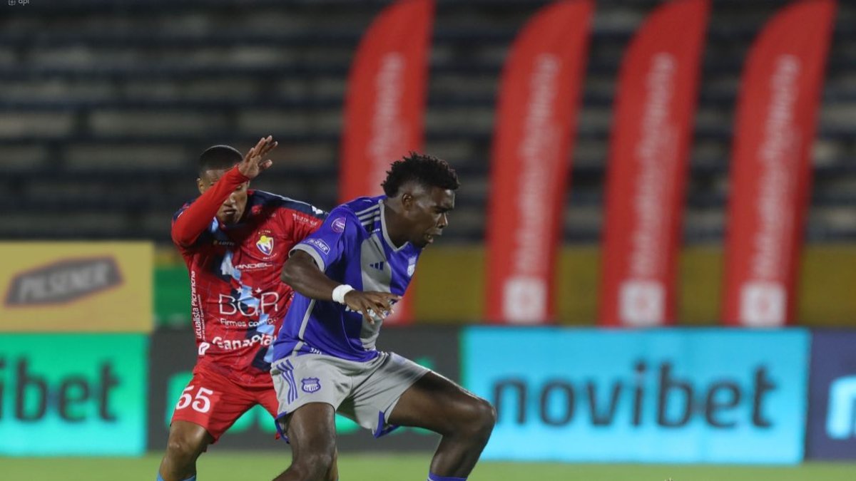 Michael Carcelén (d) fue enviado a entrenar con las reservas de Emelec, debido a un acto de indisciplina.