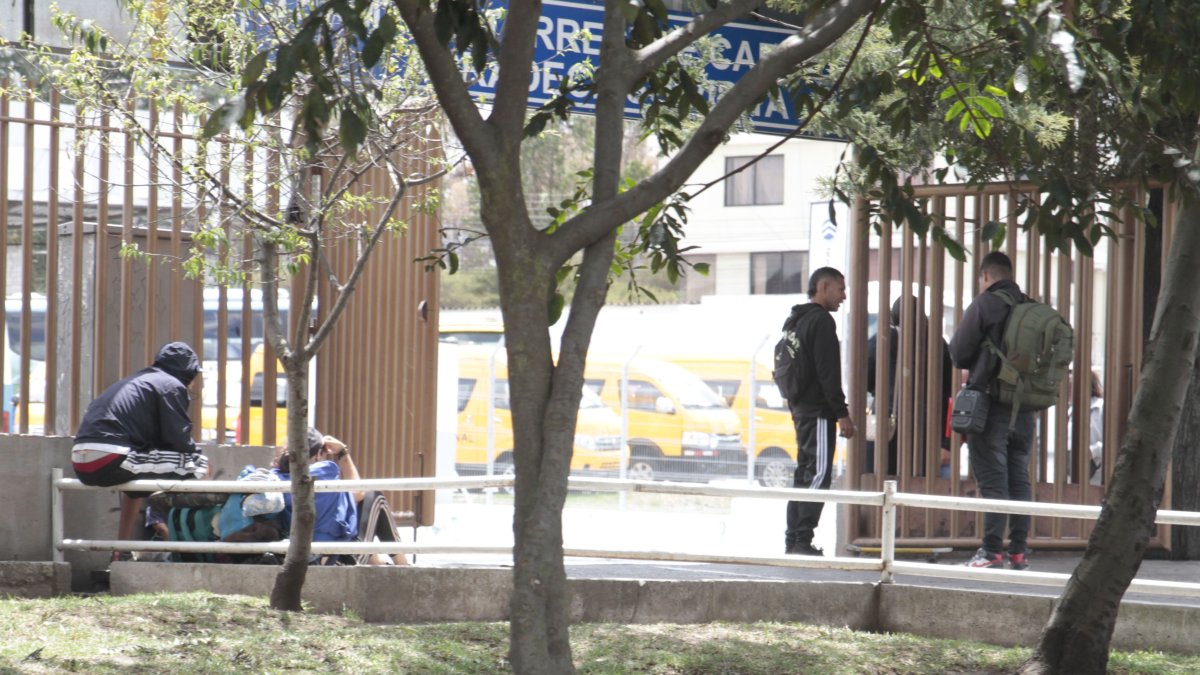 Genera inseguridad por la presencia de migrantes extranjeros en los exteriores del terminal terrestre en Carcelen. 20 de octubre del 2023.