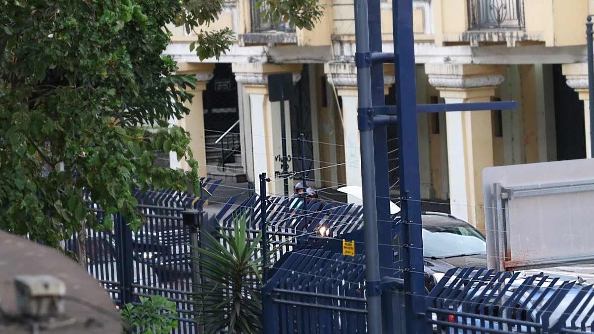 Los cercos eléctricos sobre las rejas del Malecón.