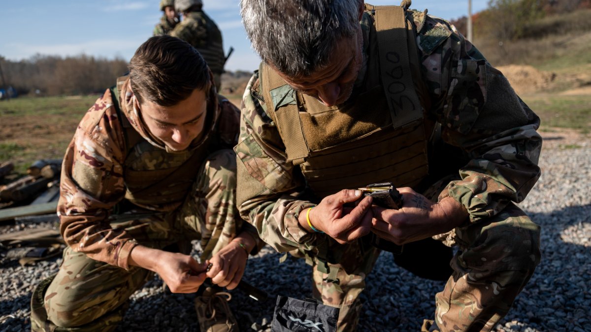 Avdivka. Militares ucranianos inspeccionando municiones.
