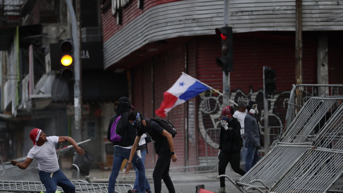 Manifestantes chocan hoy con policías antidisturbios durante protestas contra el posible contrato para la minera canadiense FQM, frente a la Asamblea Nacional en Ciudad de Panamá (Panamá).