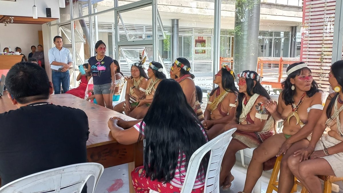 Panorama. Las mujeres waorani se capacitan de manera permanente tanto en Quito como en El Coca para elaborar mejores artesanías.