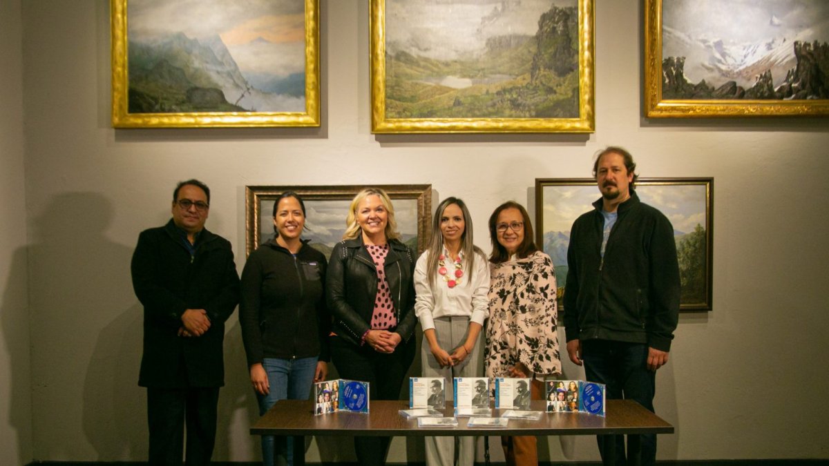 Presentación. Autoridades de la Universidad de Kansas con los discos