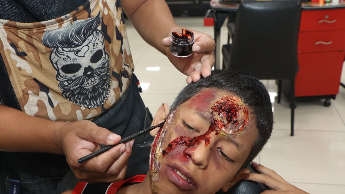 Realismo. Entre los hombres, el tipo de maquillaje más pedido son las heridas, para dar una impresión macabra del disfraz.