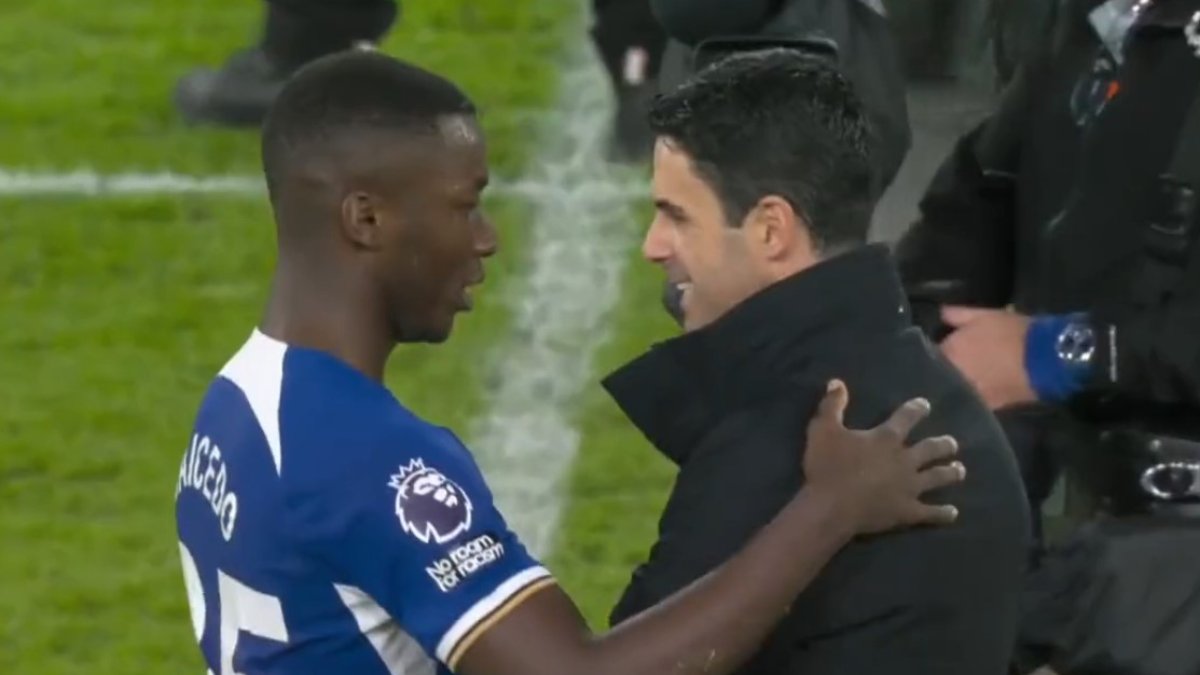 El abrazo entre Moisés Caicedo y el español Mikel Arteta, entrenador del Arsenal.