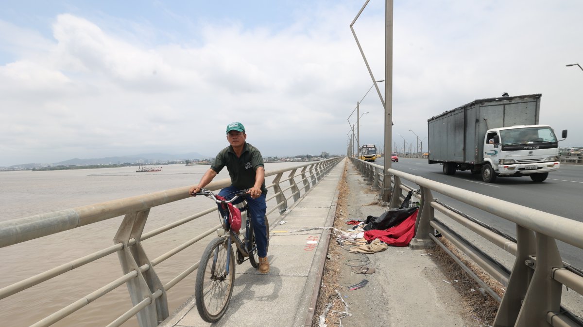 Mantenimiento. El tramo del puente hacia Durán está lleno de maleza y basura, además de daño en losetas, lo que dificulta el tránsito de los ciclistas que van y vienen de ese cantón.