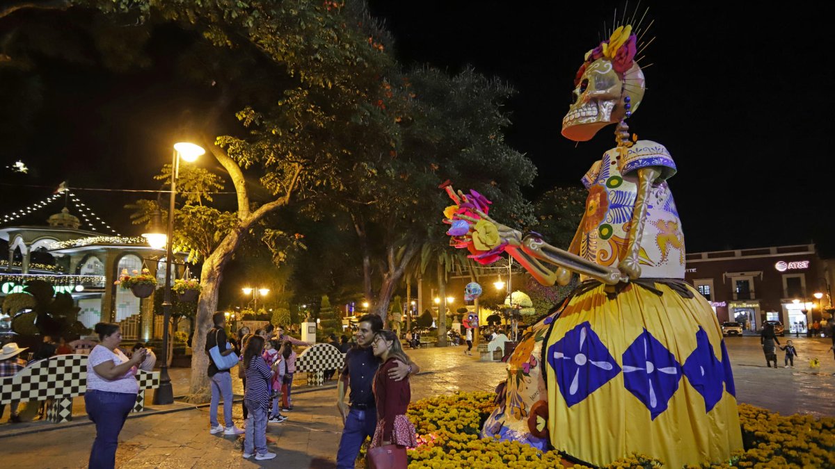 Fotografía de catrinas monumentales el 20 de octubre de 2023, en el marco del Festival Valle de Catrinas, en el municipio de Atlixco, en Puebla (México).