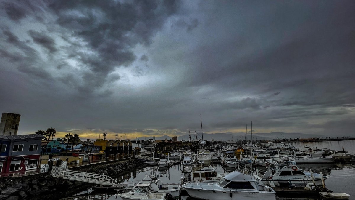 Fotografía general donde se observa embarcaciones detenidas en el puerto de Ensenada en Baja California (México).