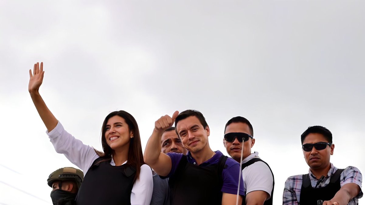 La asambleísta electa Valentina Centeno acompañando del presidente electo Daniel Noboa durante un recorrido de campaña.