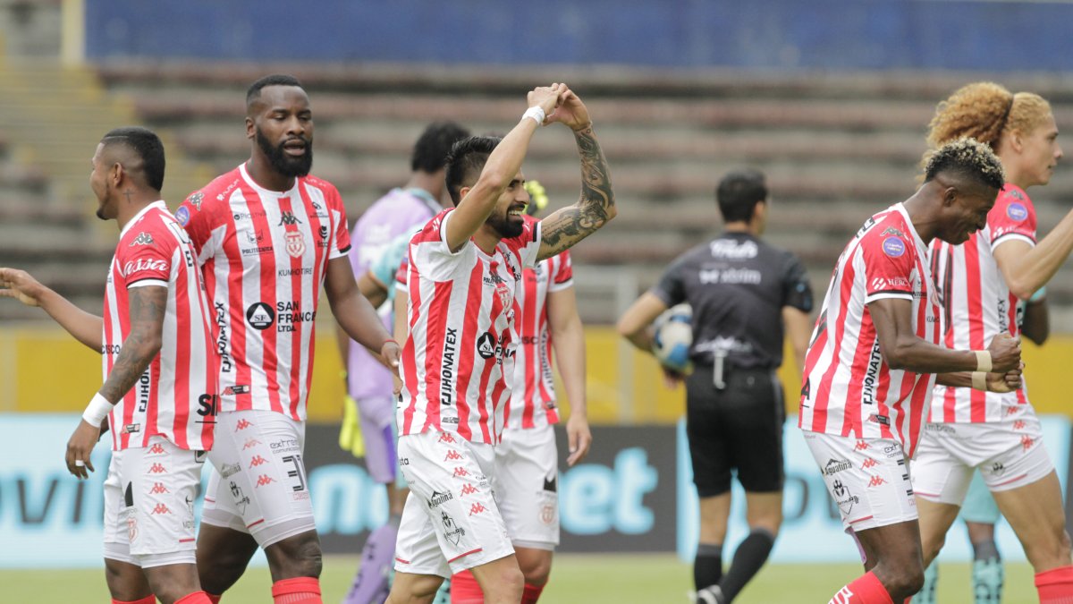 Adolfo Muñoz (d) y su celebración tras marcar el tanto del Rodillo Rojo.