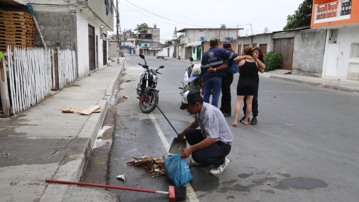 Hecho. Familiares del duraneño lloran su trágico deceso, mientras que su tío limpia el lugar donde fue asesinado.