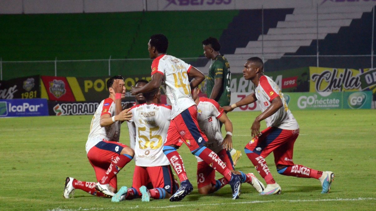 Los jugadores de El Nacional y su festejo tras el gol de Jorge Ordóñez, en el estadio 9 de Mayo de Machala.