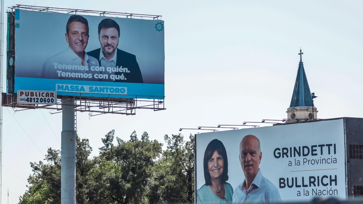 Registro general este sábado 21 de octubre de un par de carteles de campaña electoral de los candidatos presidenciales Sergio Massa y Patricia Bullrich, en una calle de Buenos Aires.