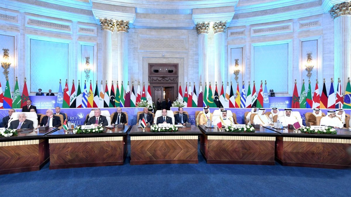 El Presidente egipcio Abdel Fattah al Sisi (C) y participantes en Cumbre de Paz de El Cairo en la Nueva Capital Administrativa.