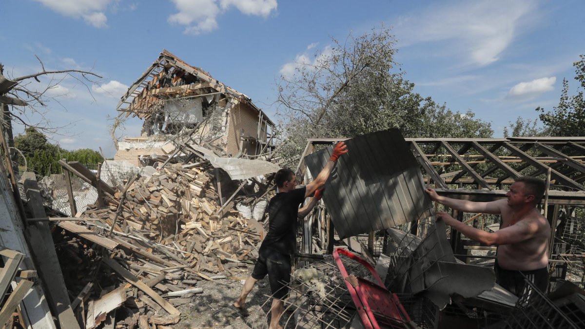 Imagen de archivo de un hombre que retira escombres tras un ataque ruso.