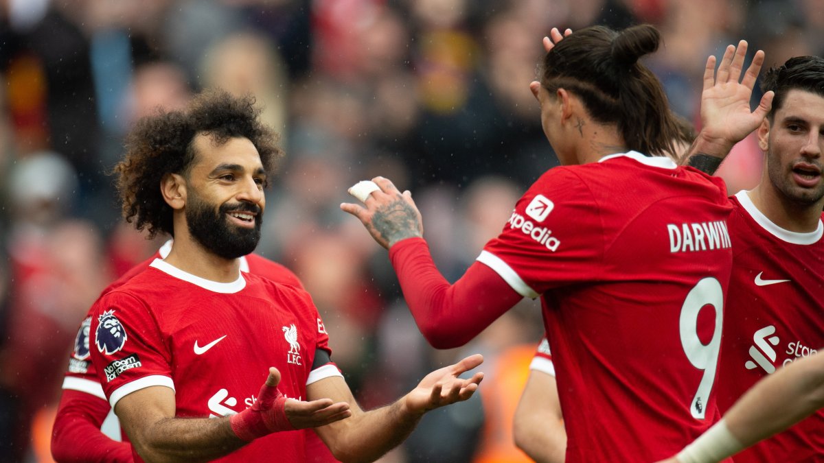 Mohamed Salah del Liverpool celebra tras marcar el segundo gol durante el partido de la Premier League inglesa entre Liverpool y Everton en Liverpool.