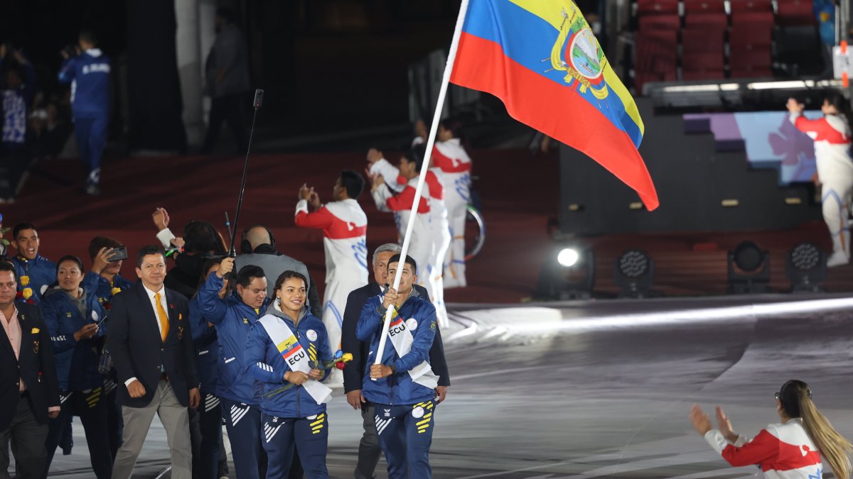Richard Carapaz llevó el pabellón nacional durante la inauguración.