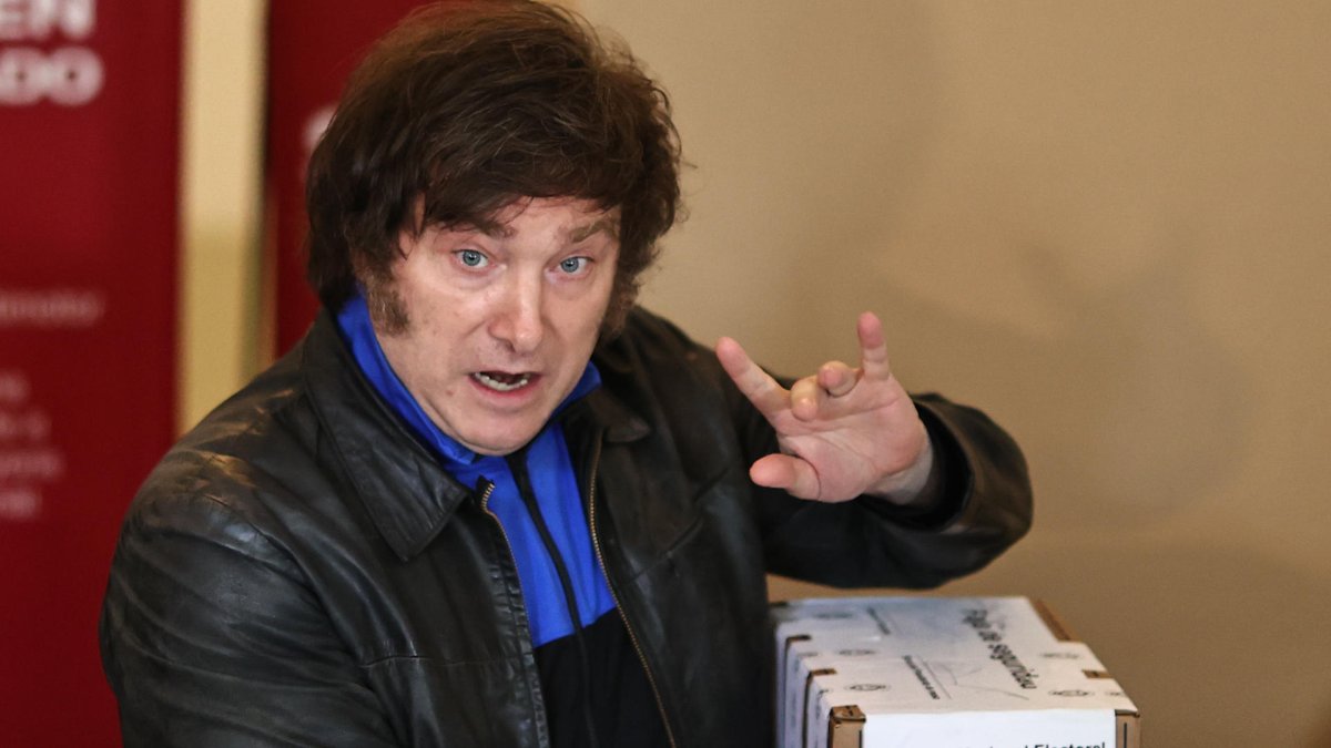 El candidato ultraderechista a la presidencia de Argentina por la coalición La Libertad Avanza, Javier Milei, fue registrado este domingo, 22 de octubre, al votar en los comicios generales