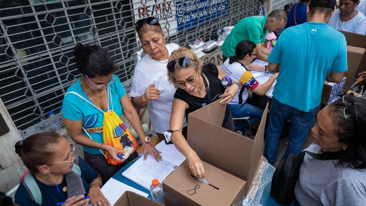 Ciudadanos asisten a votar faltando poco tiempo para el cierre de las mesas, hoy, en las elecciones primarias de la oposición, en Caracas (Venezuela).