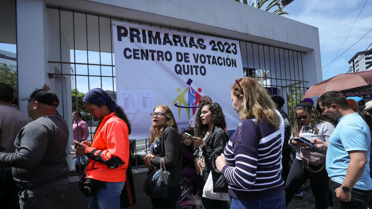 Ciudadanos venezolanos en Ecuador fueron registrados este domingo, 22 de octubre, al hacer fila para ejercer su derecho al voto en las elecciones primarias de la oposición, en Quito (Ecuador).