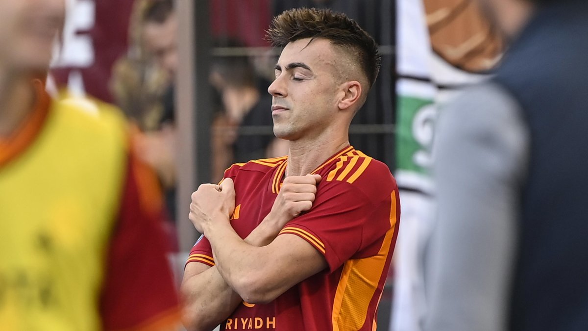 Stephan El Shaarawy, de Roma, celebra su gol durante el partido de fútbol serie A ante el Monza.