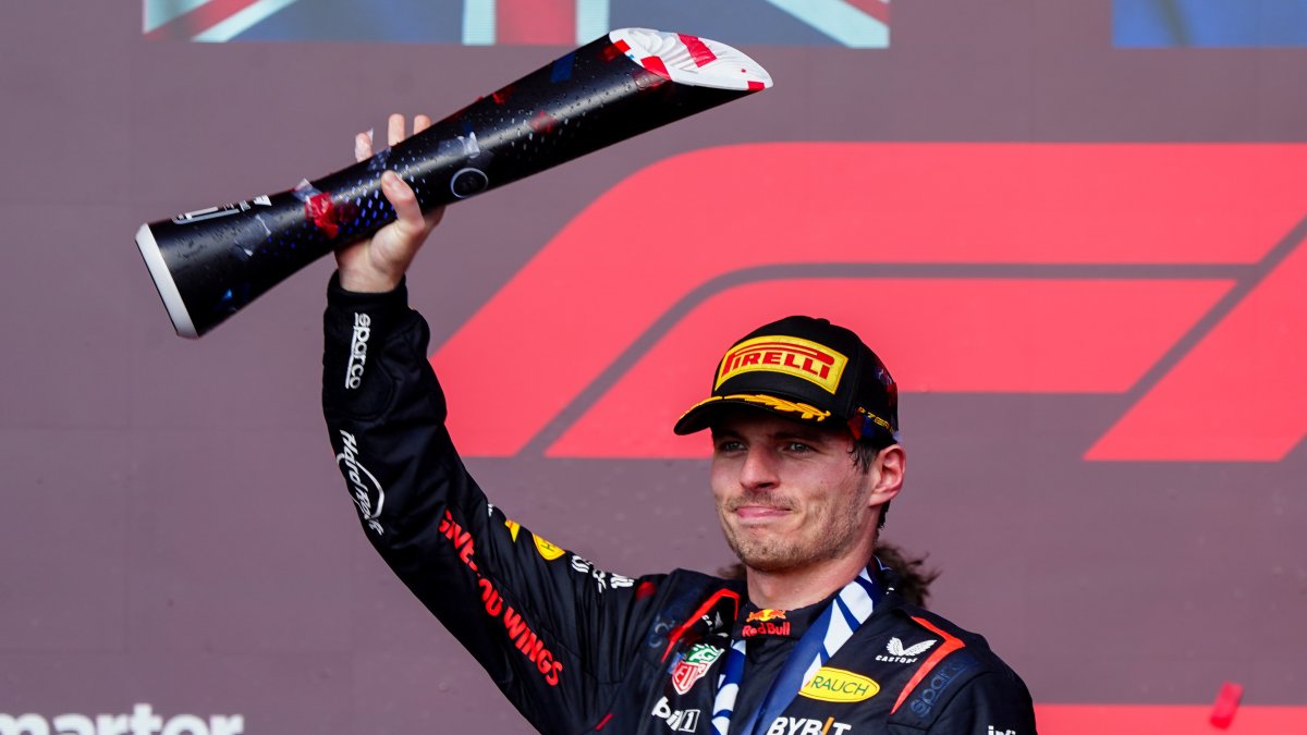 El piloto holandés Max Verstappen de Red Bull Racing celebra con el trofeo de los ganadores después del Gran Premio de Fórmula 1 de los Estados Unidos de 2023.